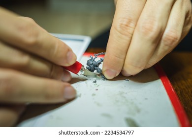 Eng Zoumaache vum Gebai Warhammer Miniaturen Hobby Miniaturversammlung Kreativitéit déi Miniaturplastikfigur gekollt