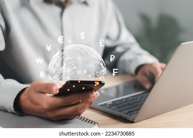 商人在虚屏上的工作和金钱标志 世界各国之间的汇款和货币兑换 网路银行银行间付款概念