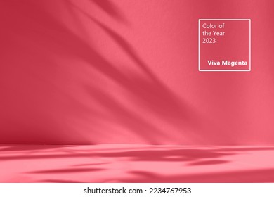 Abstrakter roter Studiohintergrund für die Produktpräsentation. Leerer Raum mit Schatten von Fenstern und Blumen und Palmblättern. 3D-Raum mit Kopierraum. Trendfarbe des Jahres 2023 Viva Magenta