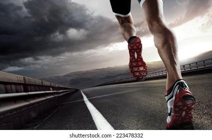 スポーツ。靴で道路のクローズ アップを実行しているランナーの足。