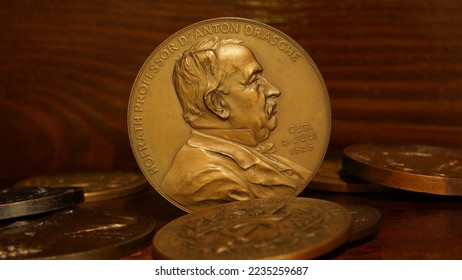 Medalie comemorativă originală de bronz pentru aniversarea a 70 de ani a doctorului austriac, profesor de medicină, terapeut, epidemiolog Anton Drasche (1826-1904), 1896, medaliat Sarff
