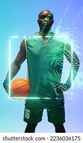 Ritratto di giocatore di basket afroamericano con palla in piedi vicino a un quadrato illuminato e piante. Sicuro, composito, calvo, blu, sport, competizione, illustrazione, luminoso, natura e forma.