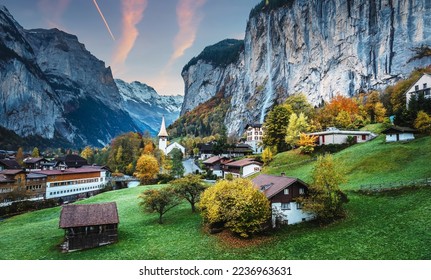 Paisagem natural incrível. Vila alpina incrível com igreja famosa e cachoeira Staubbach, Lauterbrunnen, Suíça, Europa. Lauterbrunnen é um local icônico para fotógrafos de paisagens.