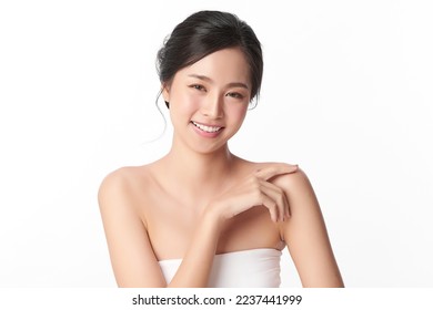 Bellissima giovane donna asiatica con pelle pulita e fresca su sfondo bianco, cura del viso, trattamento viso, cosmetologia, bellezza e spa, ritratto di donna asiatica.