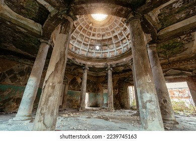 Interieur vum alen ruinéierte Palais mat Sailen a Kuppel.