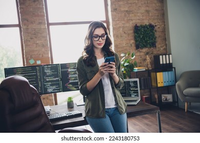 Zdjęcie skoncentrowanej inteligentnej kobiety, dyrektor generalnej, inżynierki i projektantki, omawia problem systemu operacyjnego, brak połączenia Wi-Fi, stanowisko pracy, nowoczesny pokój w pomieszczeniu