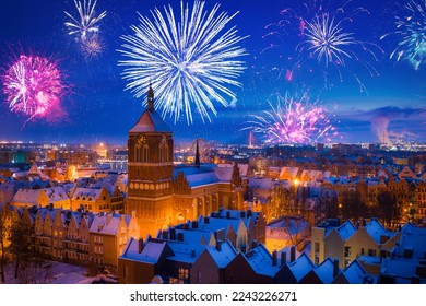 Shfaqja e fishekzjarreve të Vitit të Ri mbi qytetin kryesor të Gdansk. Polonia