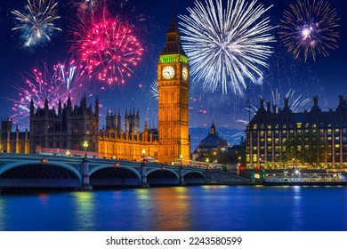 Nieuwjaarsvuurwerkshow boven de Big Ben en Westminster Bridge in Londen, VK