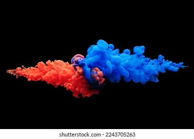 Colisión de flujo de tinta roja y azul sobre un fondo negro. Foto conceptual abstracta.