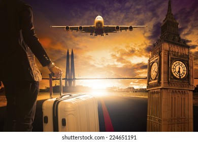 Joven hombre de negocios de pie con el equipaje en la pista del aeropuerto urbano y avión volando por encima de la bella escena urbana y el Big Ben de Londres detrás