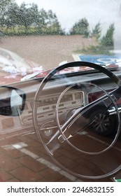 Vieux véhicule rouge Fiat 125p.