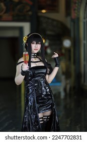 Портрет на красива млада жена Cosplay с шпионска рокля