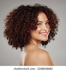 Portret, gezicht en huid met een model zwarte vrouw in studio op een grijze achtergrond voor schoonheidsbehandeling. Gezichtsbehandeling, wellness en natuurlijk met een aantrekkelijke jonge vrouw die poseert om een ​​huidverzorgingsproduct te promoten
