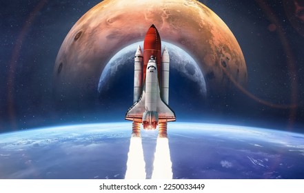 Űrsikló repülés a mélyűrben a Földről. Föld, Hold és Mars bolygó az űrben. Az űrhajó küldetésének fogalma más világokba. Rakéta kilövés az űrben. A kép elemei a NASA által