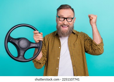 Foto des Fahrers, der ein Rennen gewinnt, Sportwagen, professioneller Fahrer, Faust hoch, feiert den Sieg und erhält einen neuen Lamborghini-Preis, isoliert auf aquamarinfarbenem Hintergrund