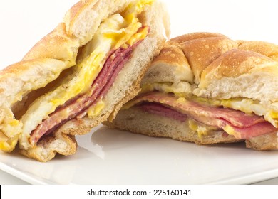 Тейлорська шинка, свинячий рулет, яйце та сирний бутерброд на сніданок на кайзері з сіллю, перцем і кетчупом, з Нью-Джерсі