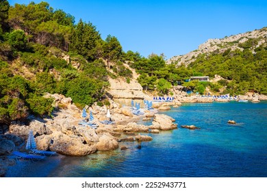Yunanistan'ın Rodos adasında Ladiko plajı ve Anthony Quinn Körfezi'nin havadan panoramik görünümü