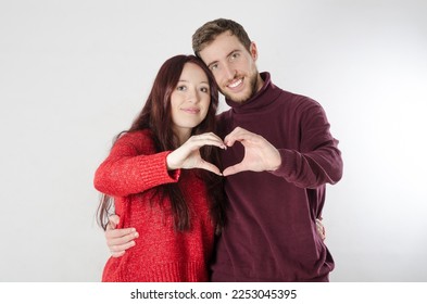 Couple amoureux faisant un cœur avec leurs mains. Concept d'amour et célébration de la Saint-Valentin. fond blanc et isolé