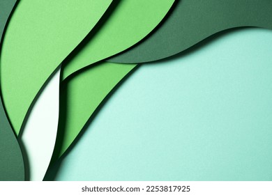Fondo de textura de papel de color verde abstracto. Composición minimalista con cortes de papel y capas de formas geométricas y líneas en tonos verdes. Vista superior