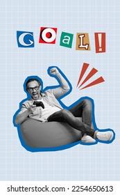 Gambar kolase vertikal orang gamma hitam putih gembira gembira duduk di beanbag sambil memegang gamepad angkat tangan rayakan gol