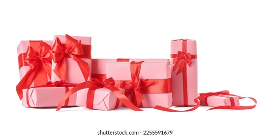 Timbunan hadiah yang indah pada latar belakang putih. Sambutan Hari Valentine