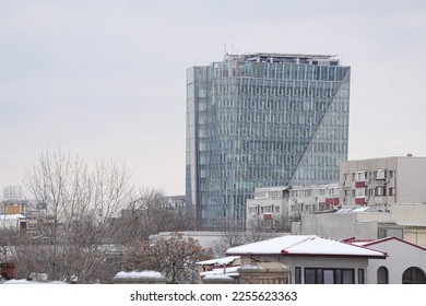 Edificio de oficinas moderno en Bucarest, Rumania, durante una mañana de invierno con cielo nublado
