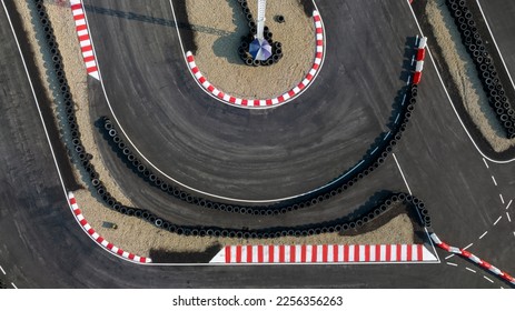 Trkačka staza za karting iz zraka odozgo, Staza za auto utrke, pogled odozgo, Asfalt za auto utrke i uličnu stazu za Grand Prix, Asfaltna trkačka staza s pogledom iz zraka.