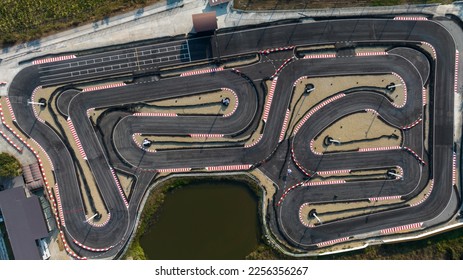Trkačka staza za karting iz zraka odozgo, Staza za auto utrke, pogled odozgo, Asfalt za auto utrke i uličnu stazu za Grand Prix, Asfaltna trkačka staza s pogledom iz zraka.