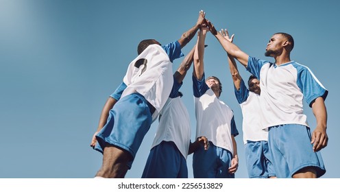 Fútbol, ​​equipo chocando los cinco y hombres celebrando la victoria en una competición o juego deportivo con trabajo en equipo en el campo. Grupo de campeones de fútbol con las manos motivadas para lograr un gol, rendimiento y logros físicos