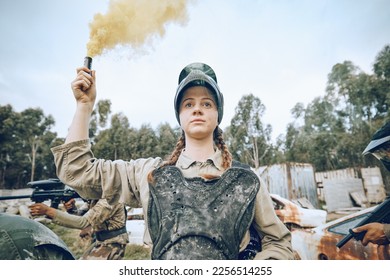 Natureza, batalha e menina com fumaça durante paintball, treinamento militar e jogo do exército na Espanha. Guerra, alerta e mulher brincando com equipamentos e equipamentos durante uma competição, esportes e ação em um campo