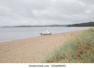hermoso a la playa con un bote en el lago en el norte