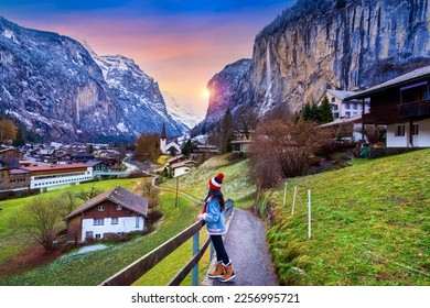 Turista visitando a vila de Lauterbrunnen em Bernese Oberland, Suíça.