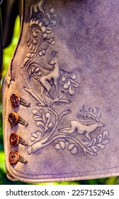 Traje tradicional típico de Baviera: Krachlederne, pantalones de cuero, foto