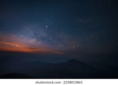 Voie lactée surplombant la vue sur la montagne entre l'itinéraire de randonnée vers Doi pui ko, Mae Hong Son, Thaïlande.
