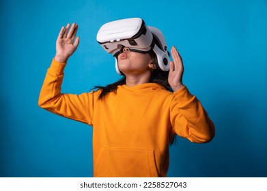 工作室用技術概念分離出了戴著VR護目鏡的女孩的肖像圖像