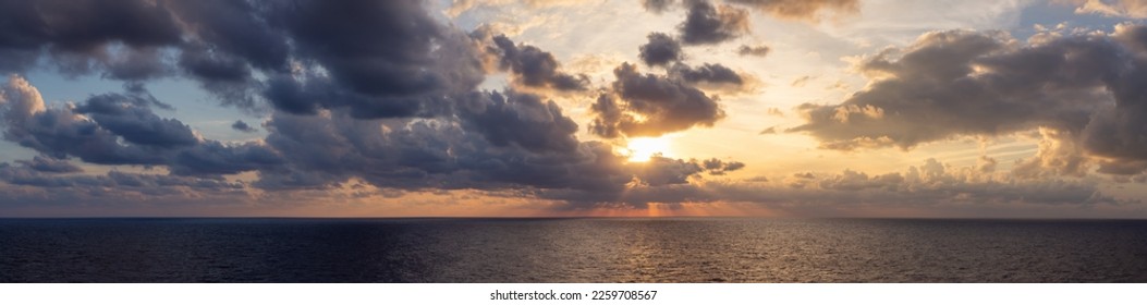 Langit Matahari Terbenam Berwarna-warni yang Dramatis di Atas Laut Mediterania. Awan dengan Sinar Matahari. Latar Belakang Alam dengan Awan. Panorama