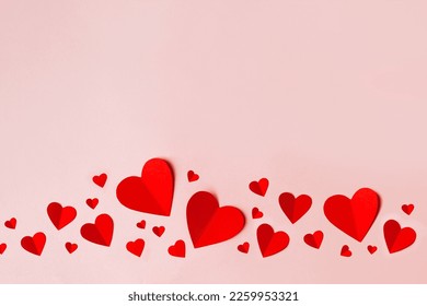 Cœurs en papier sur fond bleu pastel. Fond abstrait avec formes découpées. Idée pour la Saint-Valentin, la fête des mères, les cartes de vœux d'anniversaire, les invitations et les célébrations.
