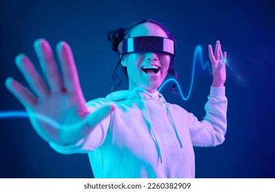 Vr, gelombang atau wanita dalam metaverse pada permainan latar belakang ungu, siber atau scifi pada tindanan digital masa hadapan. Wah, pengguna realiti maya yang menyeronokkan atau pemain permainan fantasi Asia yang gembira dalam pengalaman 3d ai di studio