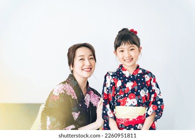 Famille asiatique en yukata. Festival d'été.
