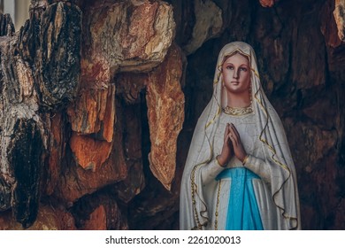 Statu vun der kathoulescher Muttergottes vu Lourdes