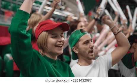 Penggemar bersorak untuk tim bola voli. Stadion udara sepak bola. Tribun sepak bola. Stand hoki. Arena tenis. Pria bertepuk tangan gembira. Gadis bertopi bersorak. Penonton bola basket. Close up kriket. Gol kemenangan rugbi. Piala pertandingan bisbol