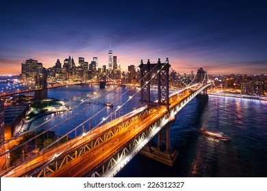 ニューヨーク市-マンハッタンとブルックリン橋のあるマンハッタンに沈む美しい夕日