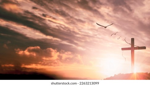 Das Kreuz Jesu Christi durchbricht den Sperrdraht auf dem Kalvarienberg im Sonnenuntergang am Karfreitag. Er ist am Ostertag auferstanden. Die Hoffnung des Sklaven ist die Anbetung Gottes, das christliche Beten im Heiligen Geist ist religiös.