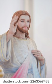 Statuia religioasă catolică a Divinei Milei lui Isus