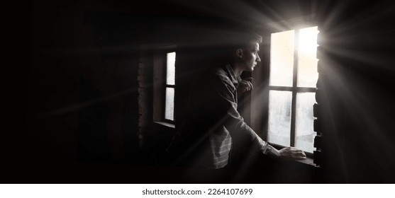 Altes, retro-antikes Leben, junger Teenager, Stirnrunzeln, Junge, Kerl, Gesicht, Schuldgefühle, Licht, Himmelsansicht. Antiker, verlorener Reifen, schuldig, menschlicher Schrei, fragen, Glaube, Gott, Herr Christus, Liebe, Glaube, Hand, dunkel, schwarz, Raum, Text, Raum, Krieg, Konzept