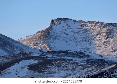 Pico de Hagues en invierno en el Parque Nacional de las Montañas Rocosas, Colorado, EE.UU.