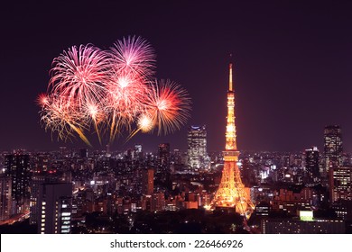 Kembang api merayakan pemandangan kota Tokyo pada malam hari, Jepang