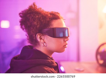 เมตาเวิร์ส ความจริงเสมือน และเด็กผู้หญิงสำหรับนวัตกรรมการเล่นเกม สื่อ VR และแสงนีออนในตอนกลางคืน เกมเมอร์หญิง เทคโนโลยีไซเบอร์สเปซและแว่นตาสำหรับประสบการณ์ 3 มิติ แฟนตาซีดิจิทัล และวิดีโอเกมสำหรับคนรุ่น Z