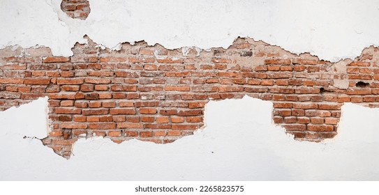 Il muro in stile vintage con sfondo bianco e texture di vecchi mattoni di cemento presenta molti blocchi orizzontali rosso-arancio che sono bellissimi.