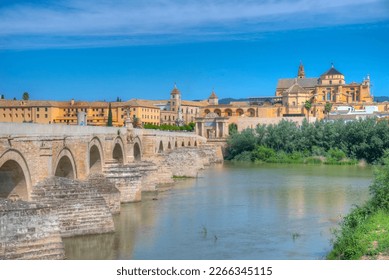 Old roman bridge in the spanish city cordoba with the la mezquita cathedral on horizon